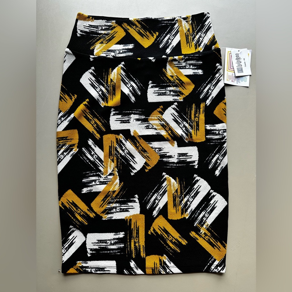 LuLaRoe Cassie 
Size: XS (2-4)
Color: Black, white and gold